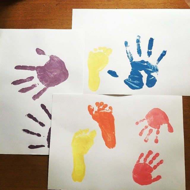 手形アート 今、絵の具を使って額縁やコルクボードなどに手形を残す手形アートが話題なんです！ 手形の真ん中に記念日などを書いたり、言葉を書くことで自分だけの思い出のアイテムにもなるんです！恋人やお友達との思い出作りにおすすめ🤍 みなさんも是非参考にしてみて