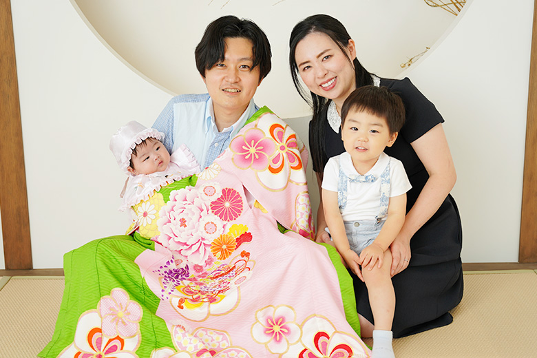 お宮参り！パパとママとお姉ちゃんと♪フォトスタジオ ハピスタ 家族写真・子供写真・七五三