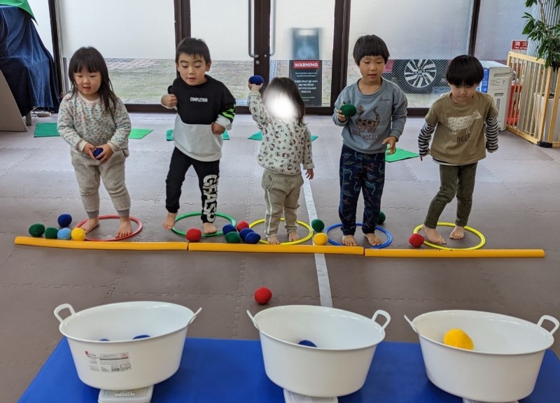 歌に合わせて体を動かしている様子です！ 少しずつルールが分かるようになり、簡単なルールのある遊びや集団遊びを楽しんでいる子どもたちです。 2歳児社会福祉法人檸檬会レイモンドチルドレンつながる保育運動遊び笑顔集団遊び2歳児ルールのある遊び