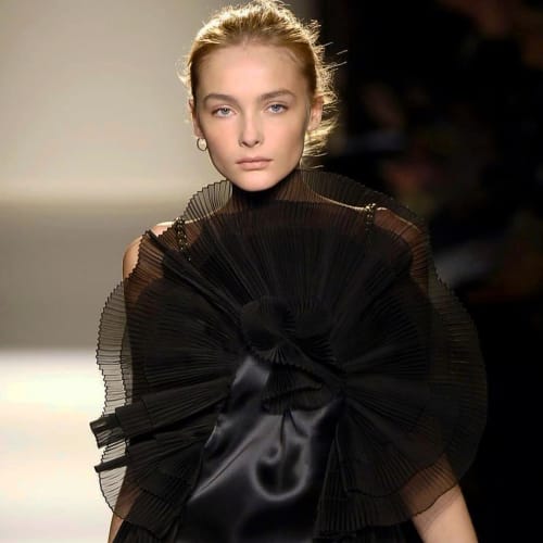 まるで死をもてあそぶような」 ウクライナの前線で戦う女性兵たち - BBCニュース