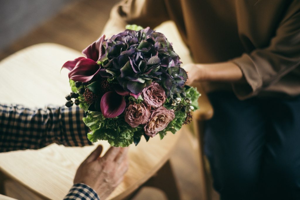 結婚式の両親贈呈品を記念に残す。枯れないお花「プリザーブドフラワーの花束」の贈り物 -福岡・中央区浄水通のフラワーショップ。プリザーブドフラワー、フラワーアレンジメント、花束、胡蝶蘭、観葉植物、ドライフラワーの販売