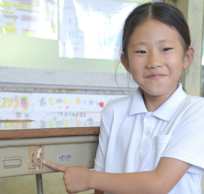 さとね、無事に成人式を終えました😊 沢山のお祝いメッセージありがとでしたー💕さとねの通っていた学校だけの成人式があるんですが高校三年生の時のPTAが主催なんで、むちゃんこ、この一年大変でした💦ホテル見てまわって交渉して値切ってプレゼントを用意して