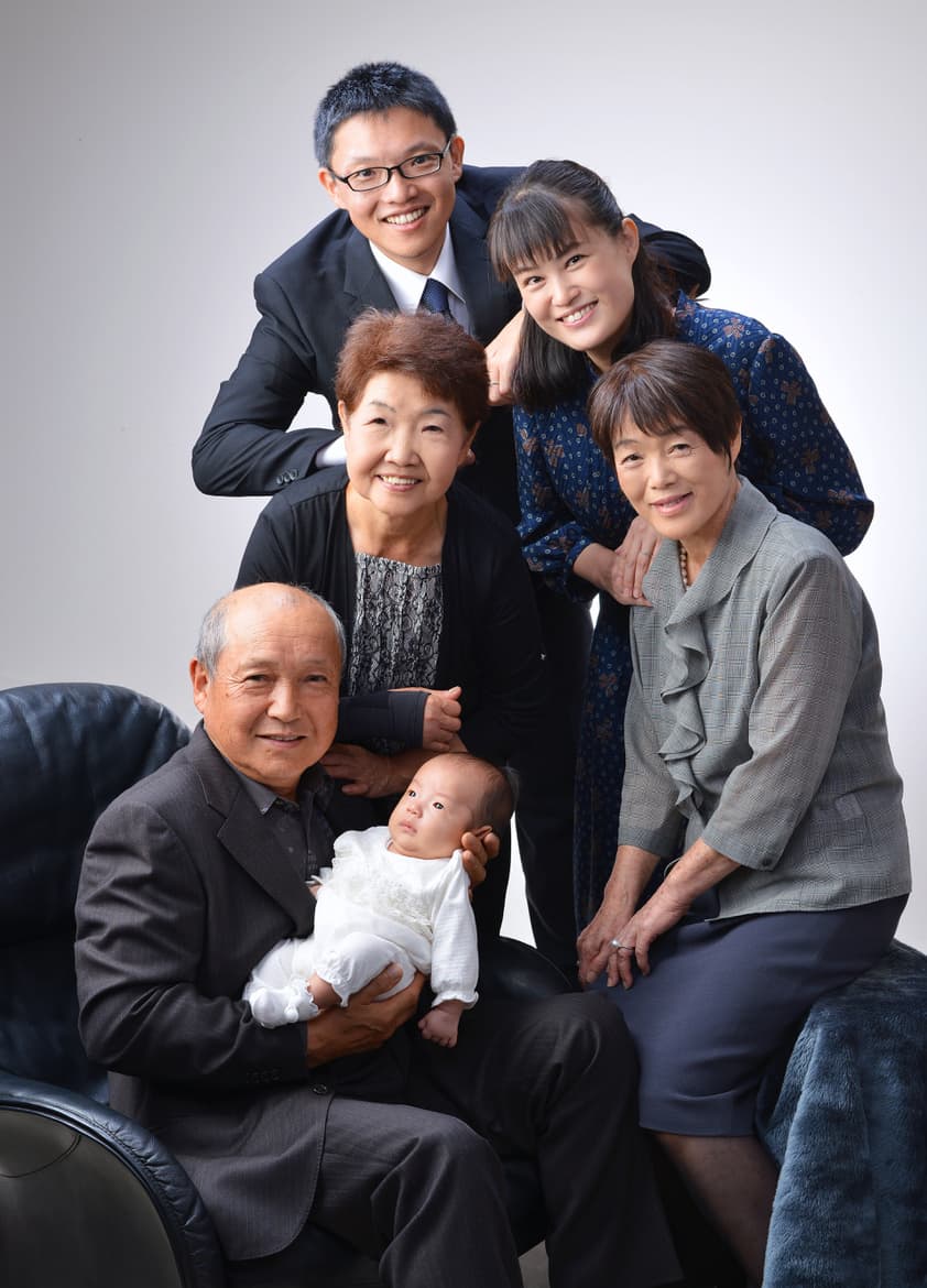 お宮参りの家族写真には誰が入る？撮影における並び順・服装の基本フォトスタジオ・子供写真館スタジオポスト