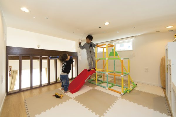 リビングにキッズスペースを作る！子どもの成長に合わせたレイアウトやおすすめの家具学習机・デスクのコイズミファニテック株式会社