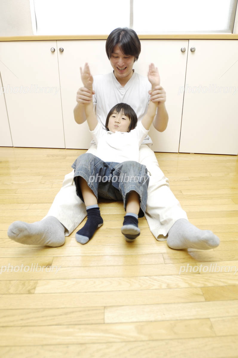 公園で遊ぶ父親と息子の写真素材88835161- PIXTA