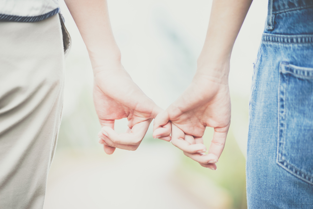 恋人繋ぎをする心理とは？恋人同士とそうでない場合の心理・注意点も紹介 - コイパス by Omiai