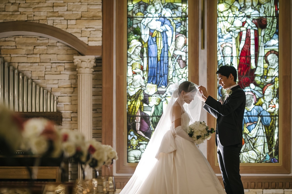 圧巻の迫力と感動を生む!ステンドグラスが素敵な全国の結婚式場まとめトキハナmagazine