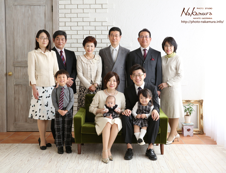 お宮参りの家族写真には誰が入る？撮影における並び順・服装の基本フォトスタジオ・子供写真館スタジオポスト