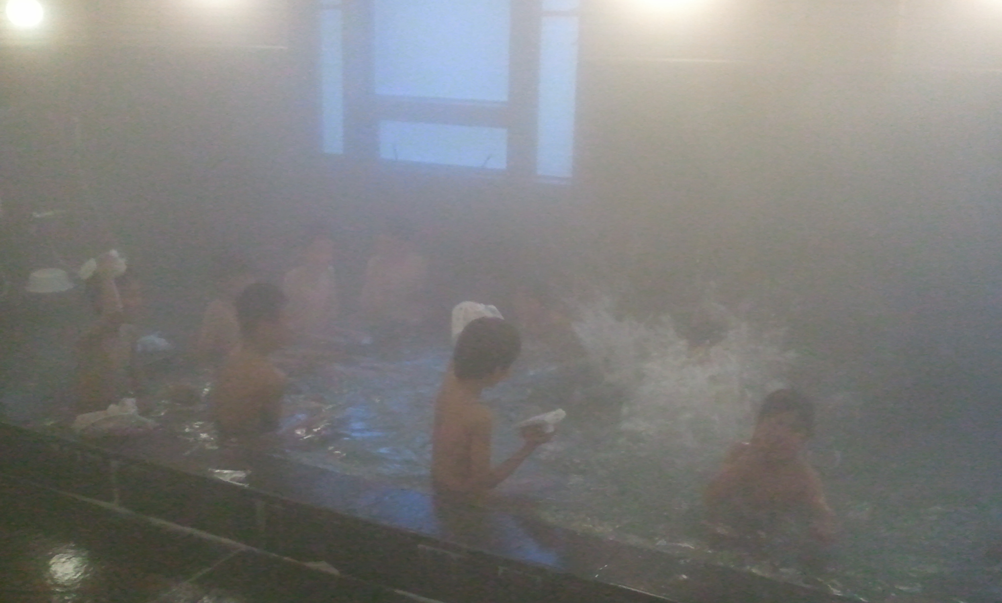 新聞紙で遊んだよ~ たんぽぽ組活動アルバム清水台こども園