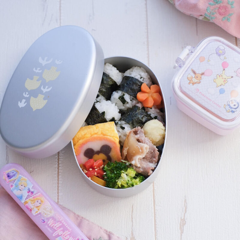 幼稚園のお弁当つくるよ♩ 今日はさんびきのこぶたべんとう🐷 ♡ part1はおかず作りをしています! 続いて投稿する part2ではお弁当詰めてます🌼おかずは簡単に作れる息子の好物を入れています‼︎ それでは、スタート♩ 🏷年少さん弁当年少弁当ようちえんべん