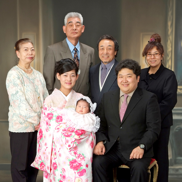 祖父母はお宮参りで何を着ればよい？服装選びのポイントとマナーお宮参りレンタル衣装は晴れ着の丸昌