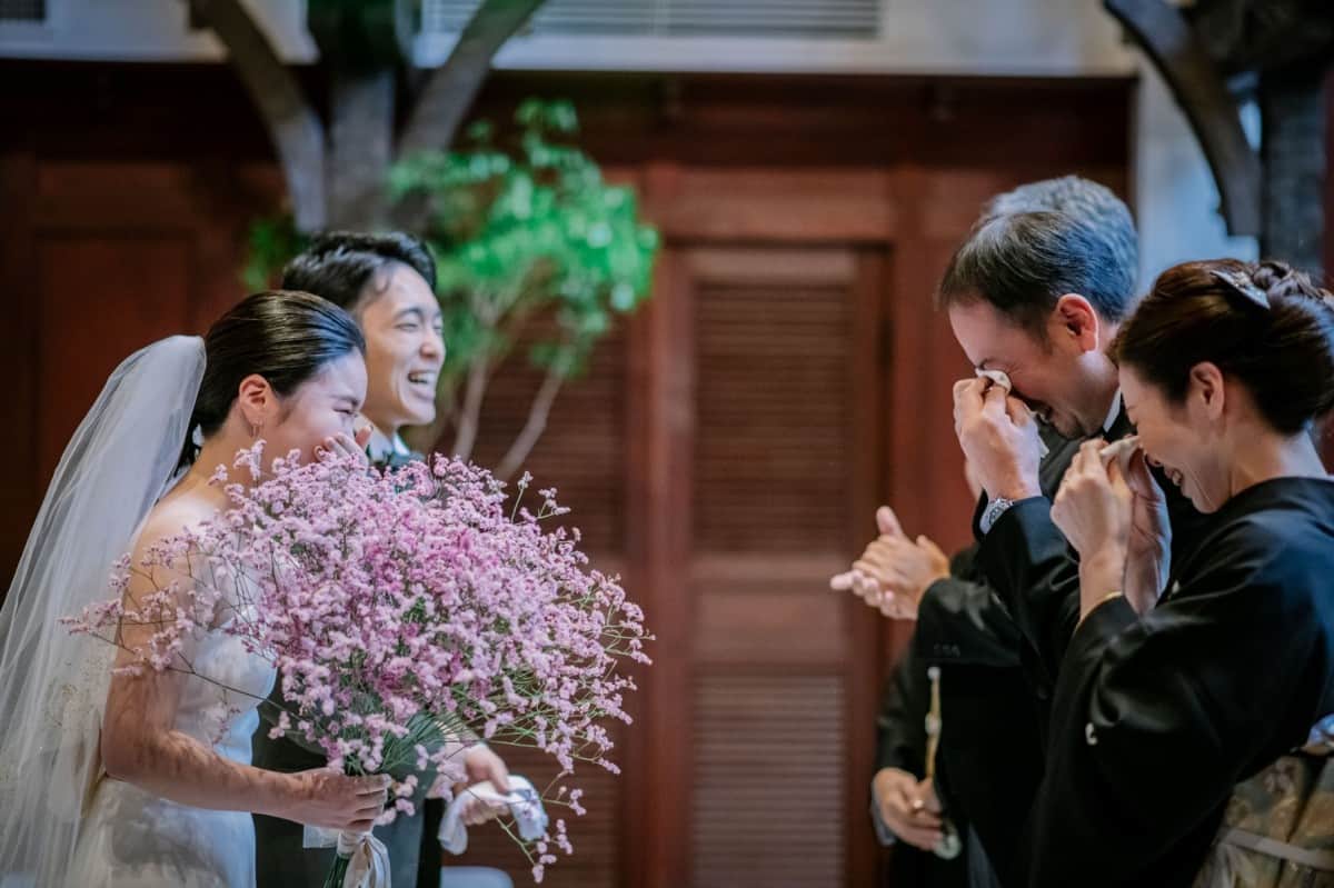 感動200％！花束と一緒に渡したい両親プレゼント5選アツメル結婚式レシピ 買える結婚式アイテム Wedding Mart ウェディングマート