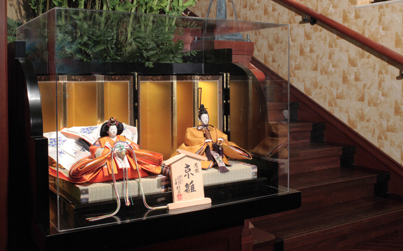 お雛様 雛人形 かわいい コンパクト おしゃれ 雛祭り 初節句 てづくり 木製 国産 天然木 モダン ひな人形 女の子 平飾り ことのひな人形 あかね麻の葉平台 駿河行燈付 3A-0513 雛祭り・端午の節句