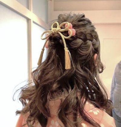 袴を着付けた小学生の卒業式・卒園式の髪型ヘアアレンジ美容室 よっしーの畑 浦安・新浦安・市川市・南行徳・行徳・葛西・江戸川区エリア