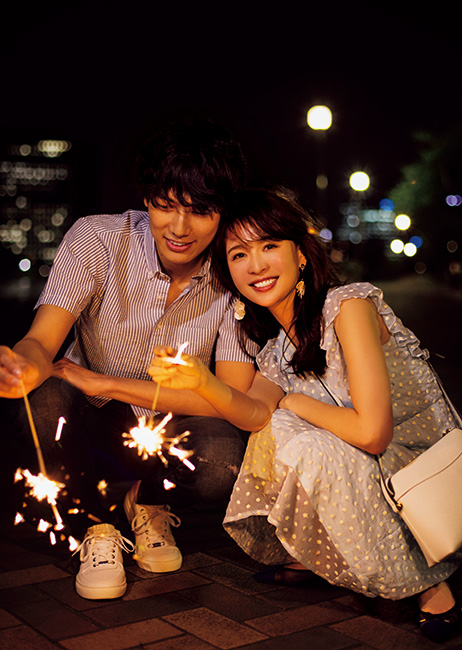 花火を見つめるカップルの後ろ姿。 花火デートをするカップルのコンセプト。 Stock-bildeAdobe Stock