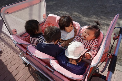 お散歩カート 幼児・園児を安全に移動させるのに役立つ保育園の備品保育のカタログ ウェブマガジン