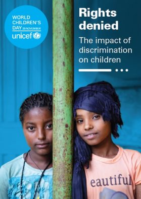 スタジオで人里離れた、アルビノの黒人の若者や陽気な白人女性など、カメラに向かって笑顔でポーズをとるさまざまな人種や民族の子供たち ジェネレーティブAIPremium AI生成画像