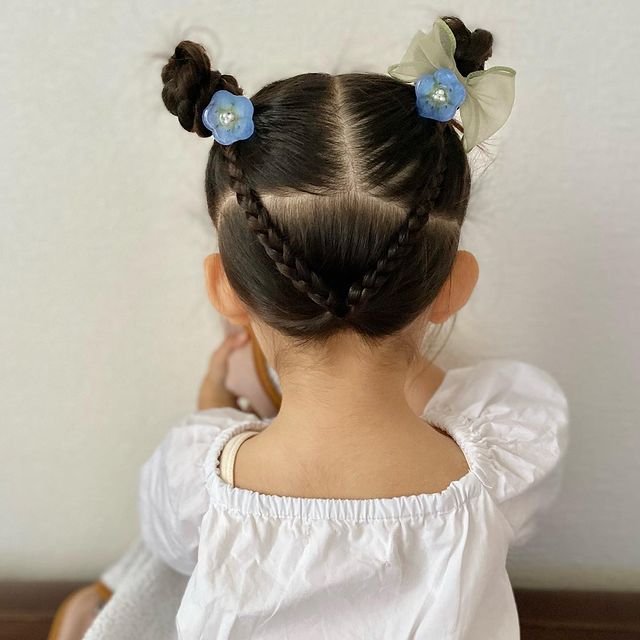 崩れないプールヘア♡, ⁡, 保育園でもプールが始まりまして🏊‍♀️, 長い髪の毛をまとめるのって, なかなか大変💦, ⁡, 三つ編みをしたら,くるくるっと巻きつけて, ゴムをずらしてとめてあげるだけ🫶✨, これだけで崩れにくいアレンジに❤️, ⁡,襟足を少し上げて三つ編みをするのがポイント💓, プール帽にも入れやすくなってます☺️, ⁡, 次回解説しますね❤️, ⁡, ⁡,女の子ヘア,