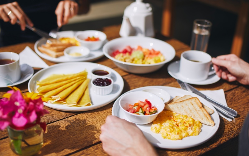 男性が女性を食事に誘う心理がわかる？ 経験談を女性100人に聞いたOggi.jp