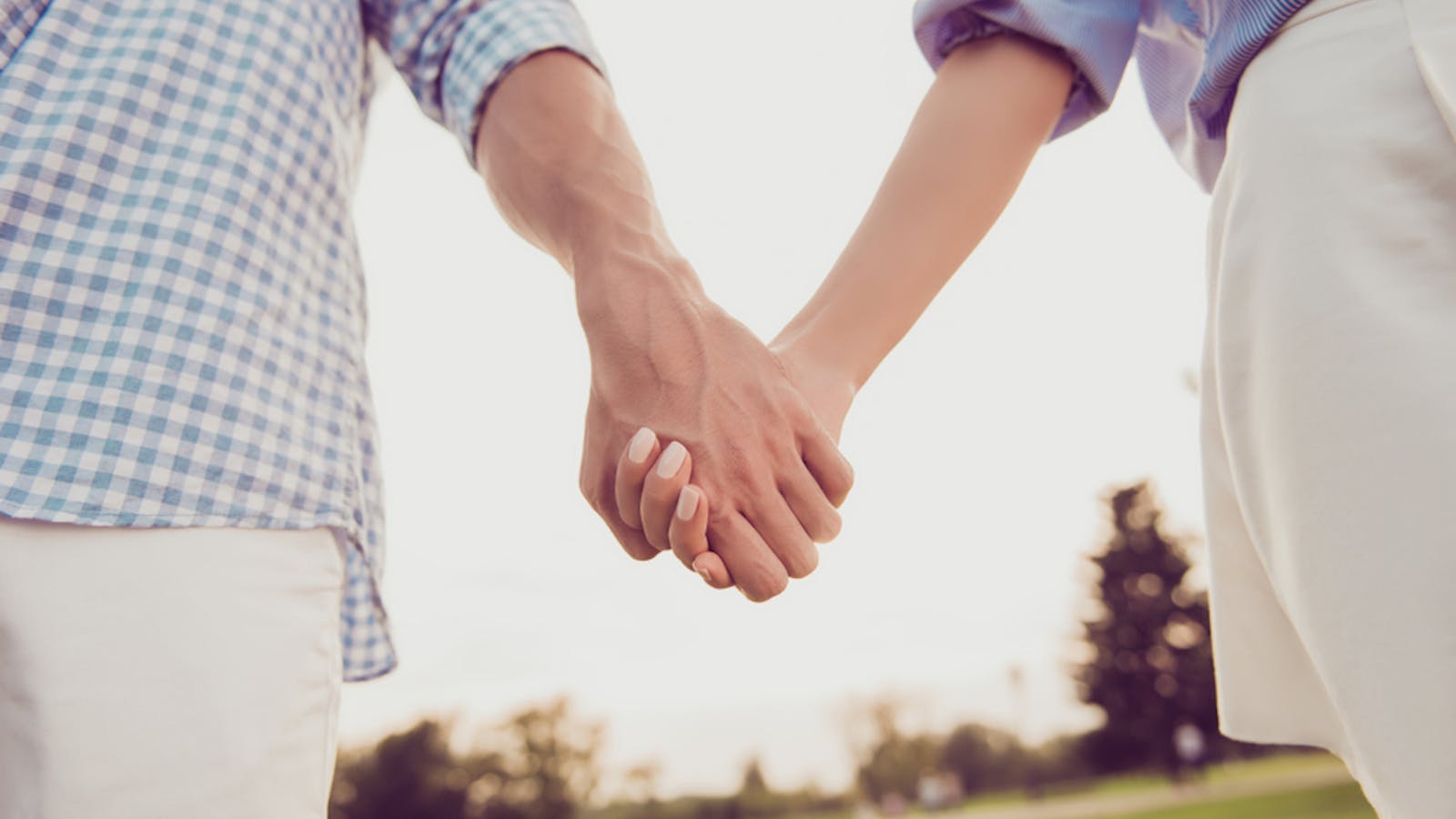 自然と手を繋ぐ7つのタイミング！効果的なテクニックとNGポイントAnny アニー