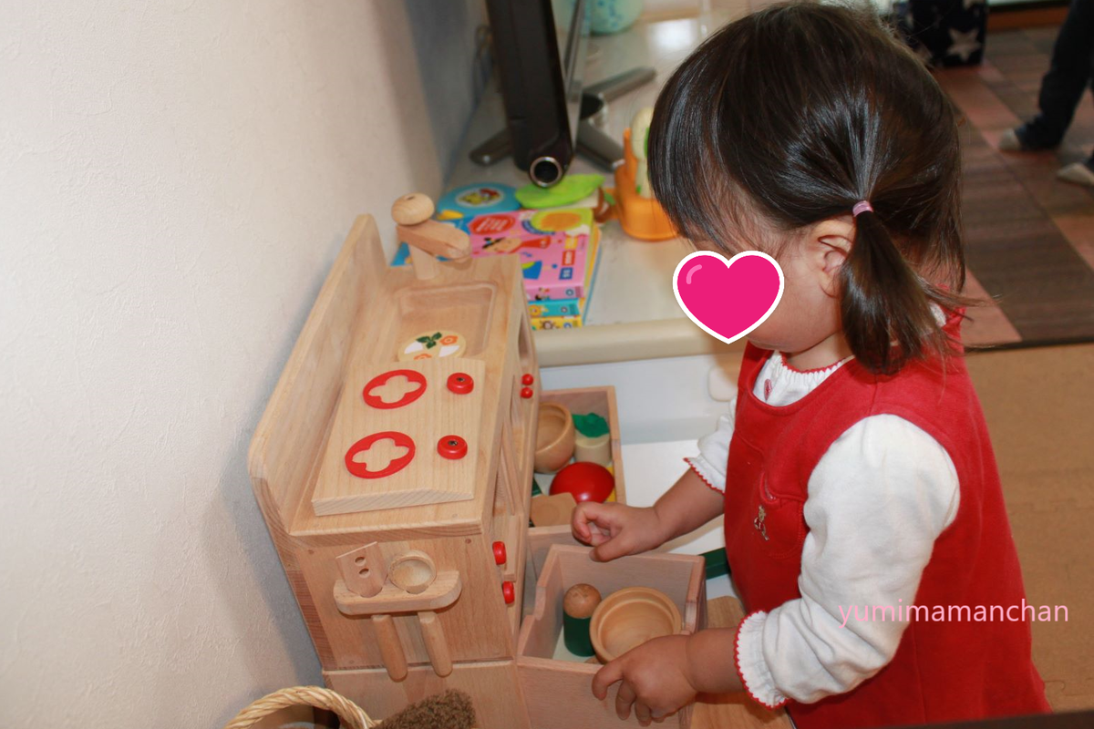 2歳誕生日プレゼント ばぁばと叔母からちょっと早めの 2歳の誕生日プレゼントもらいました🤍  ずっと気になってていつもお店でその場から離れなかったから念願のドレッサー☺️  もらってからずっとお化粧してる! やっぱ女の子やね🫣💕  あと2週間くらいで2歳