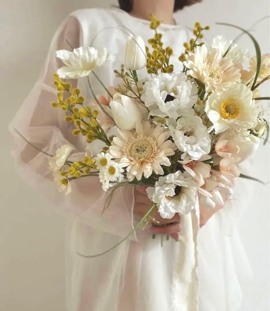 ミモザのウェディングブーケパステル イエロー オレンジ クラッチブーケ 造花 ウエディングブーケ 生花に見える 高級 造花 ブートニア付 クラッチ ブーケ 挙式 前撮り 人気 - Y's deco.minne byGMOペパボ 国内最大級のハンドメイド・手作り通販サイト