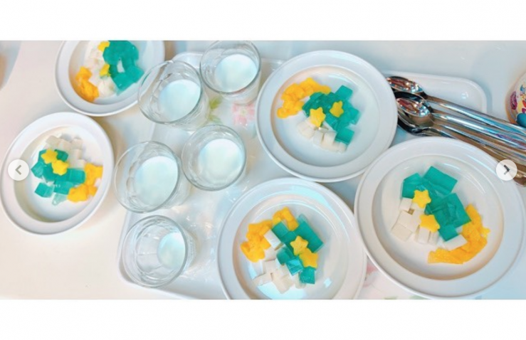 保育園おやつ＊七夕デザート パンナコッタ* 今年の七夕おやつは、暑くてもつるっと食べられるパンナコッタにしました🎋昨年同様、バタフライピーを使用して作ったアガーゼリーも添えて✨ ※ちなみに、子どもたちはこの2色のゼリーを「天の川」と呼んで食べていたそう