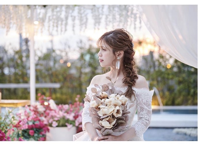 結婚式お呼ばれダウンスタイル14選 下ろす巻き髪もOK？抑えたいマナーも解説