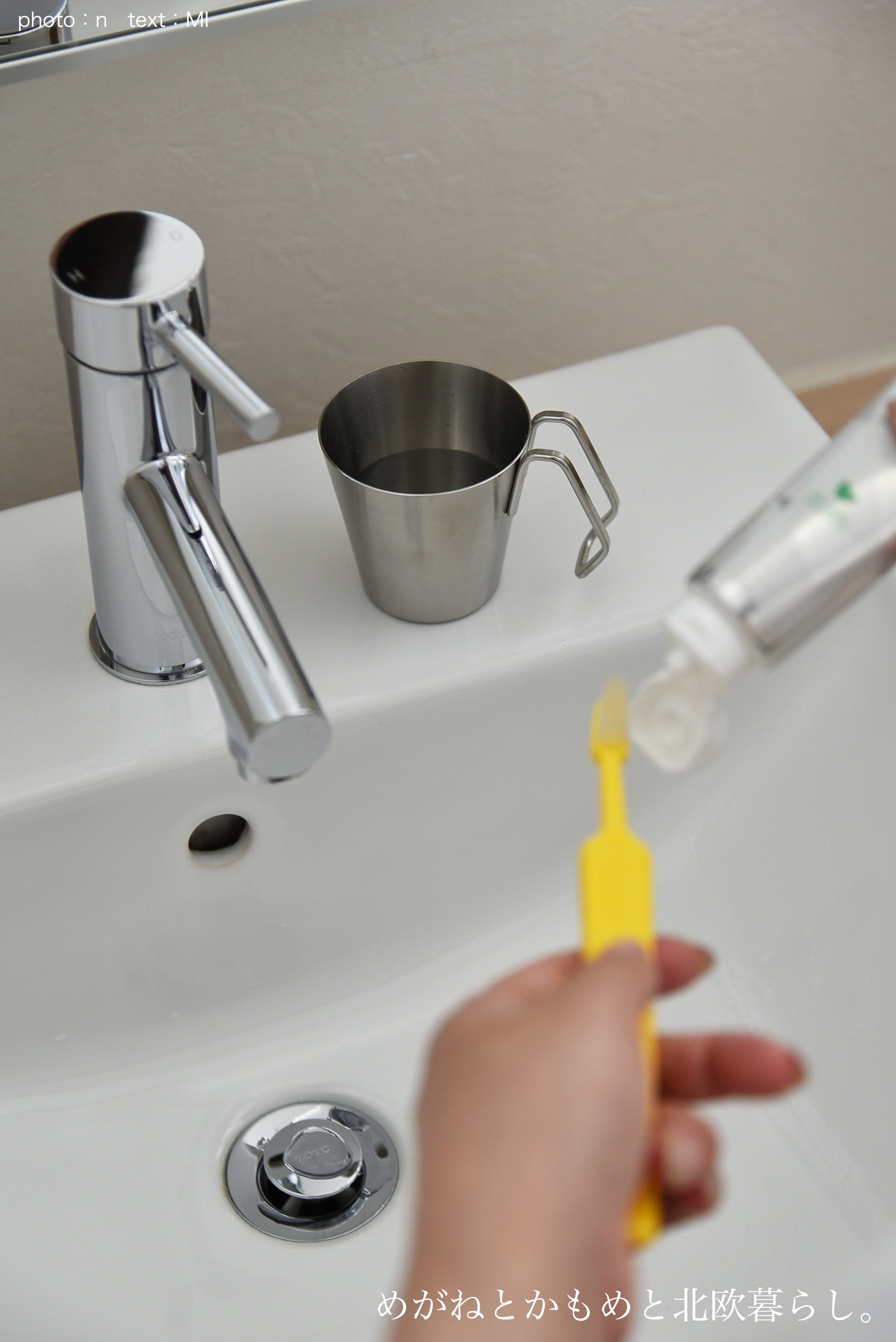 山崎実業 公式 タワー フィルムフック マグネットタンブラー 2個セット tower 洗面所 浮かせる収納 歯磨きコップ 浮かせる 逆さ