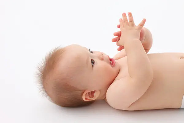 赤ちゃんの飛行機ポーズはどんな意味があるの？赤ちゃんの不思議なポーズを解説 – BABY&Me ベビーアンドミーヒップシートキャリア