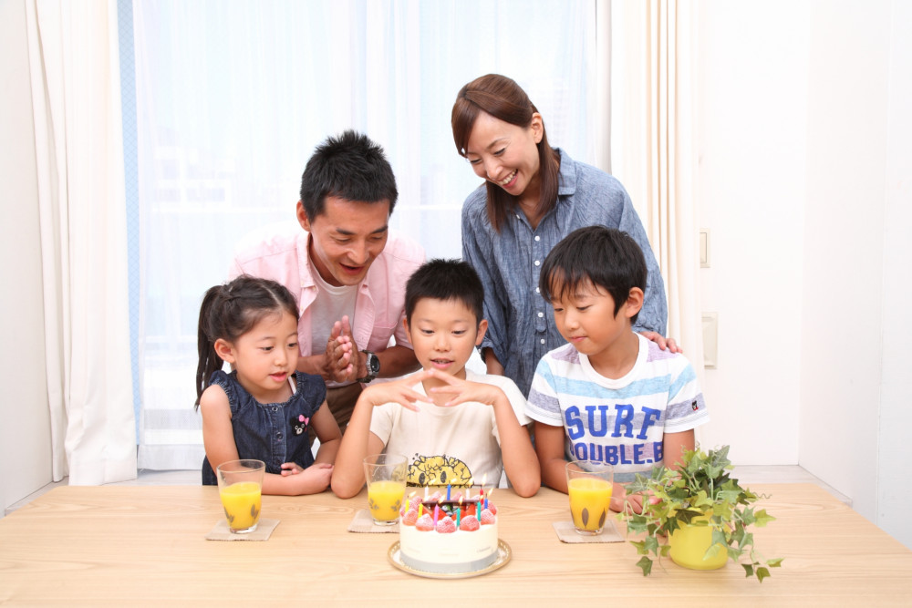 三兄弟。3人揃うのは年に数日。 タイラは毎晩寝るのも惜しむくらいの喜び様で。 2人と遊びたくてなかなか寝ない2人への憧れで、言葉使いマネしてみたり全力で一生懸命戯れている。七五三の撮影も兼ねての初の家族写真。 良い記念🕊
