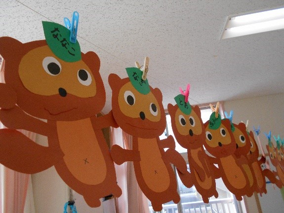 乳児さんの製作にも。シールを貼って作る、ドングリぼうや 指先練習にほいくびより