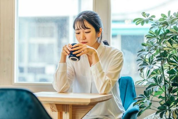 彼女と別れるべきか悩んでいるあなたへ。別れた方がいいときや後悔しないためのポイントを紹介 - コイパス by Omiai