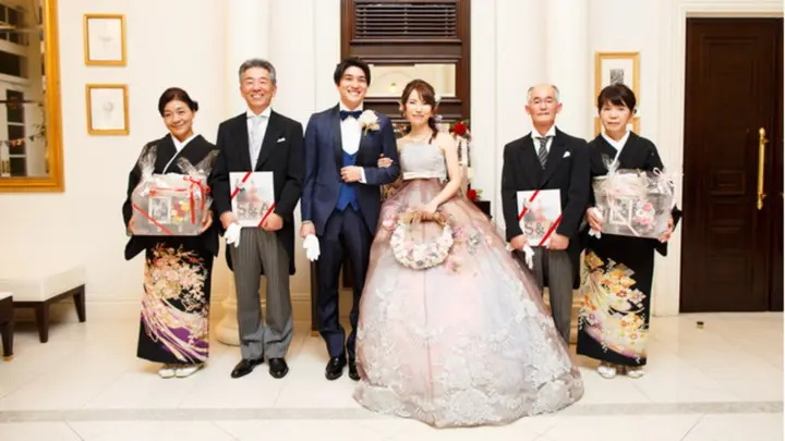 母親として結婚式に出席。和装に変わる服装は？ フォーマル衣装の基本マナーもチェック ミセスドレスhare:kari ハレカリ