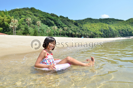 Photo Stock 海水浴を楽しむ女の子Adobe Stock