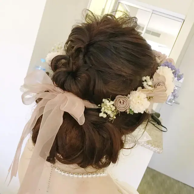 ウエディングドレスに合わせたい「花冠」。ヘア・ドレス選びのコツも紹介