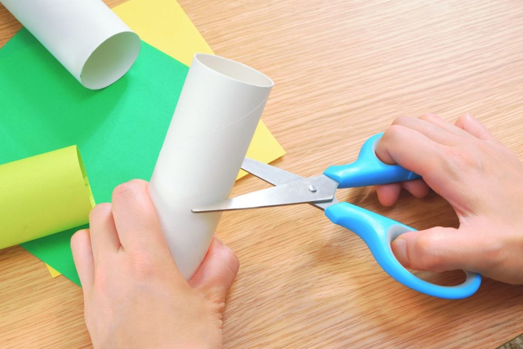 手作りおもちゃ製作簡単でおすすめ！ 作り方＆遊び方を年齢別に紹介保育士を応援する情報サイト 保育と暮らしをすこやかに ほいくらし