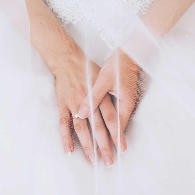 結婚指輪・婚約指輪は左右どの指にはめる？つける指によって変わる意味をご紹介！ゼクシィ