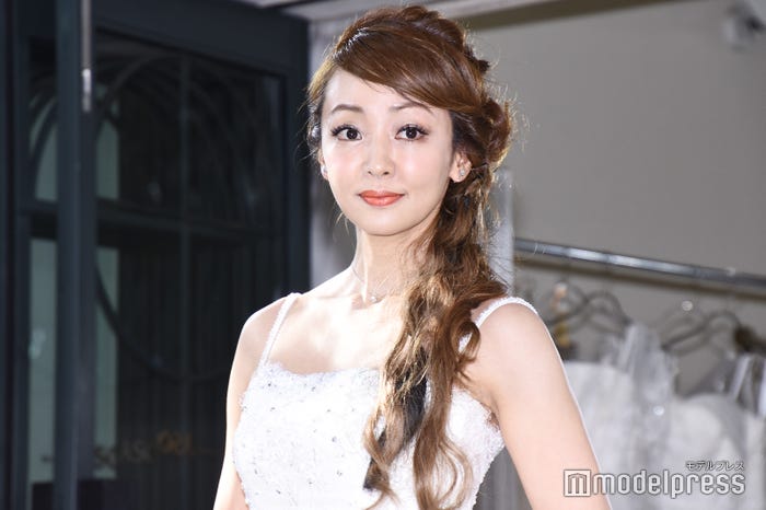 08年、新婚旅行を終えて、笑顔で帰国した神田うのと夫の西村拓郎氏 - スポニチ Sponichi Annex 芸能