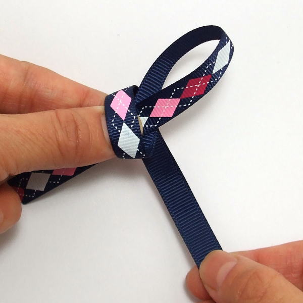 リボン結びの綺麗なやり方！裏表があるものの場合も簡単に解説