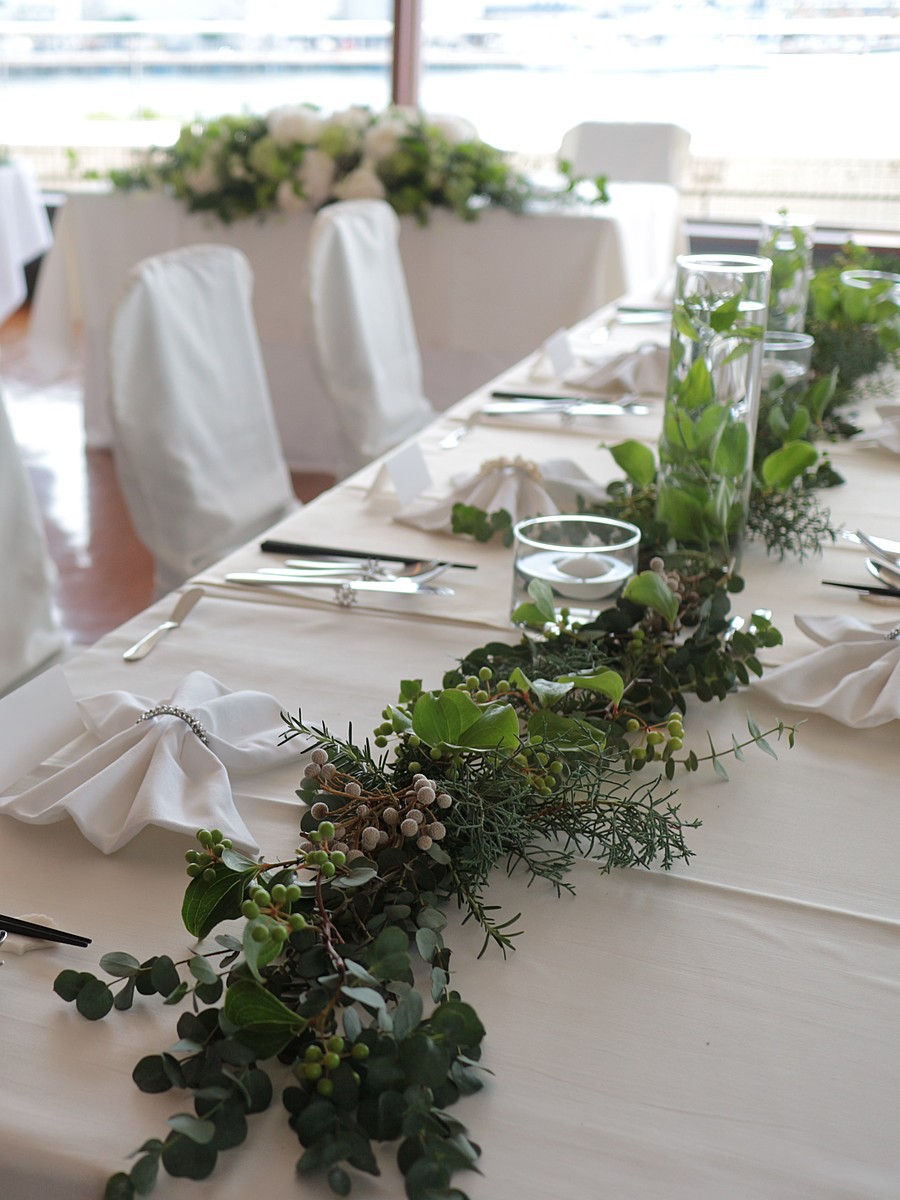 おしゃれなテーブル装花実例33選！コスパよく華やかに見せるアイデアも紹介結婚ラジオ結婚スタイルマガジン