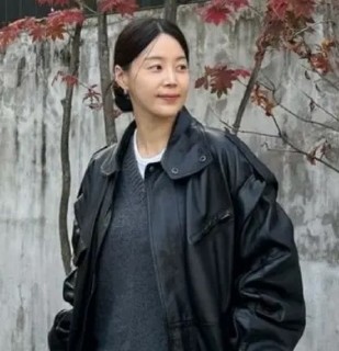 ハン·ジヘが41回目の誕生日を家族と一緒に静かに記念した。6月30日、俳優ハン·ジヘはSNSに「昨日のささやかな誕生日パーティー」という文句と共に写真数枚を公開した。カメラには検事の夫のチョン·ヒョ- MK