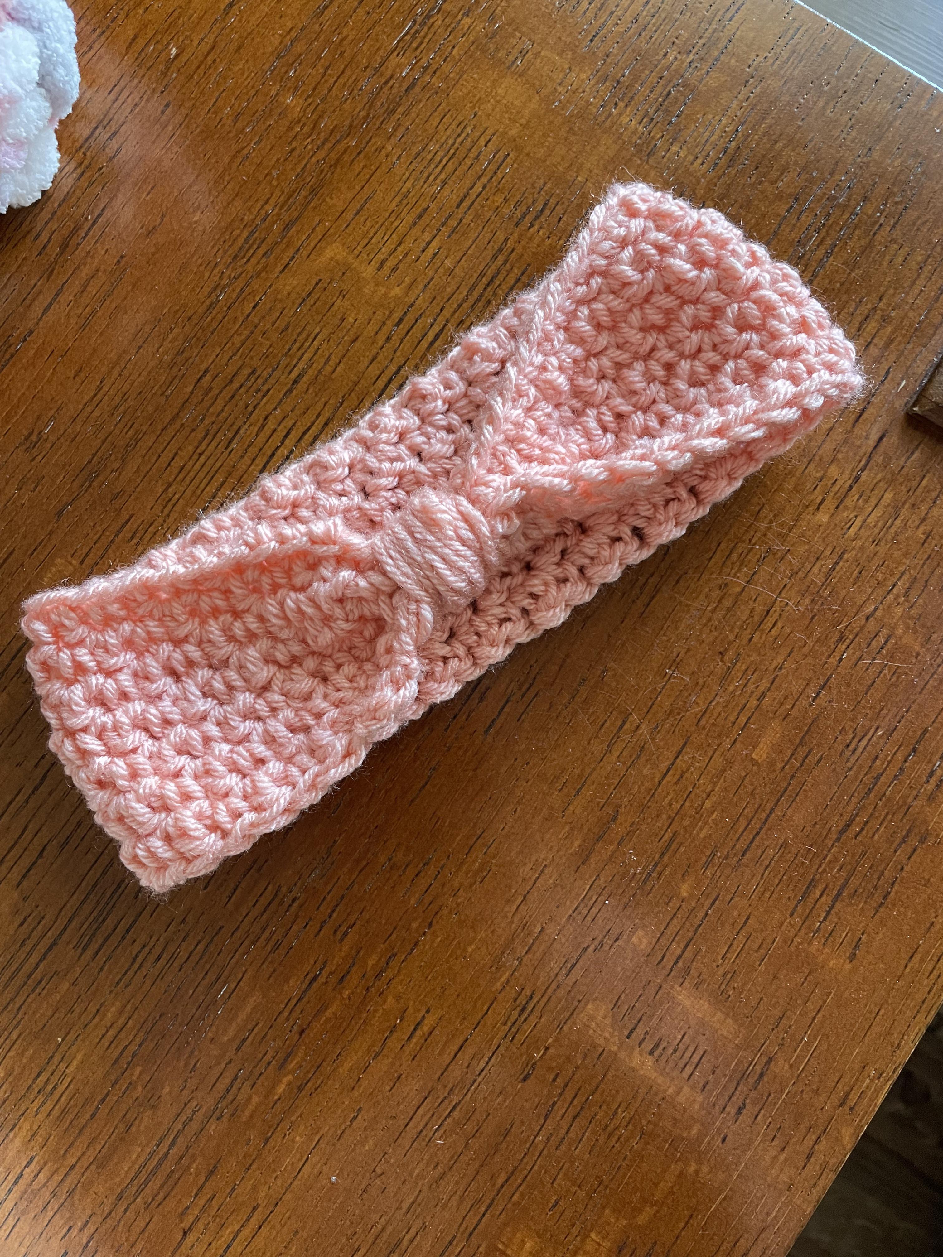 先日ベビーが誕生した友人にプレゼントしたヘアバンドをお宮参りで使ってくれました💖ありがとう🥰 本当はお顔もお見せしたい‼︎めっちゃ可愛すぎる天使ちゃんです✨ 元気にすくすく大きくなれよー✨編み物 手編み かぎ針編み ベビーヘアバンド お宮参り ニューボーン