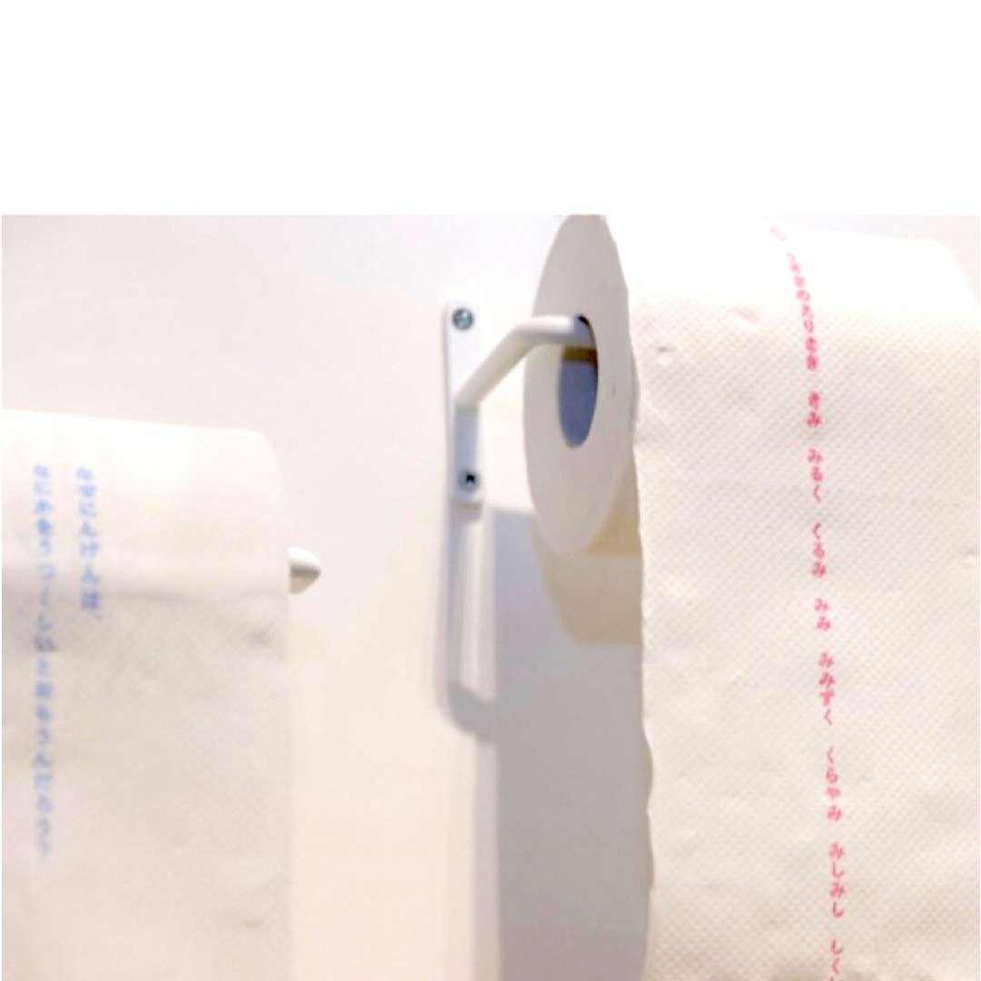 人間の手はトイレット ペーパーのロールを保持します - トイレットペーパーのベクターアート素材や画像を多数ご用意 - トイレットペーパー, 引く,破れている - iStock