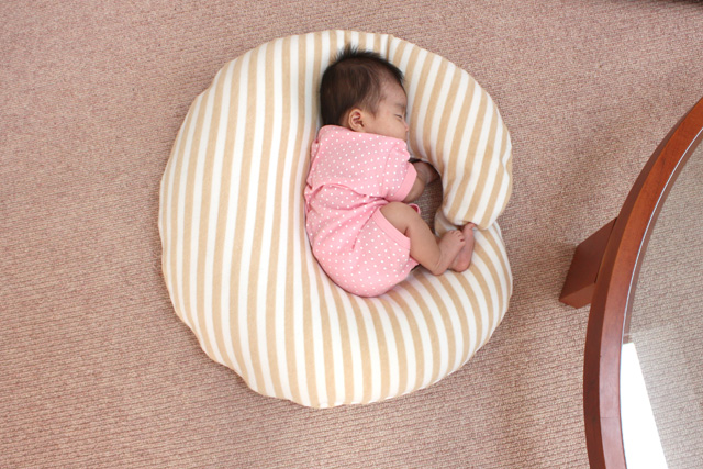 床に寝ると足が浮くTikTok