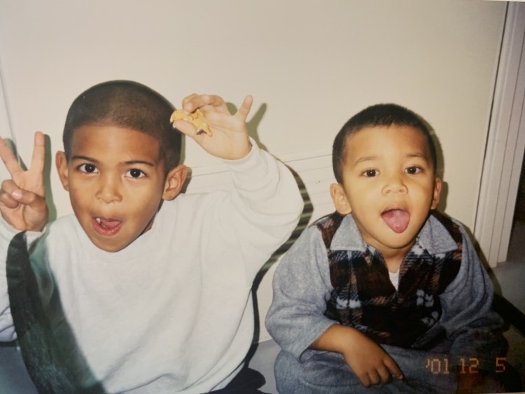 手をつないで楽しそうに歩く、黒人と白人の女の子のイラスト素材89933966- PIXTA