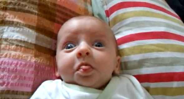 赤ちゃん顔 面白い 寝てるの写真・画像素材-Snapmart スナップマート