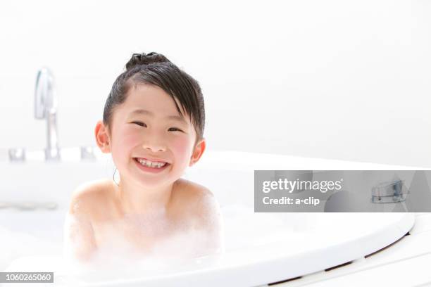 水浴びをする女の子23701847 の写真素材 - アフロ