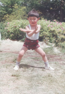 ヨガの腕を伸ばした子供のポーズをする若い日本の女性の写真素材9016923- PIXTA