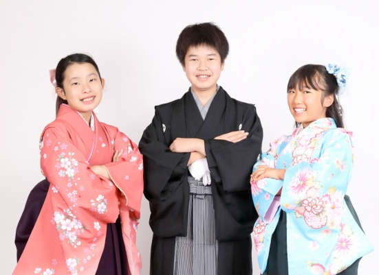 👨‍👩‍👧‍👧 2023.4. 小学校卒業式の時の家族写真！ 枚方市 まからんや @makaranya_hirakata卒業式 家族 写真 袴撮影 小学校卒業式 袴コーデ 親子写真 ピース写真 小6女子familyphotography graduation 12yrs 枚方市 まからんや まからんやフォトスタジオ